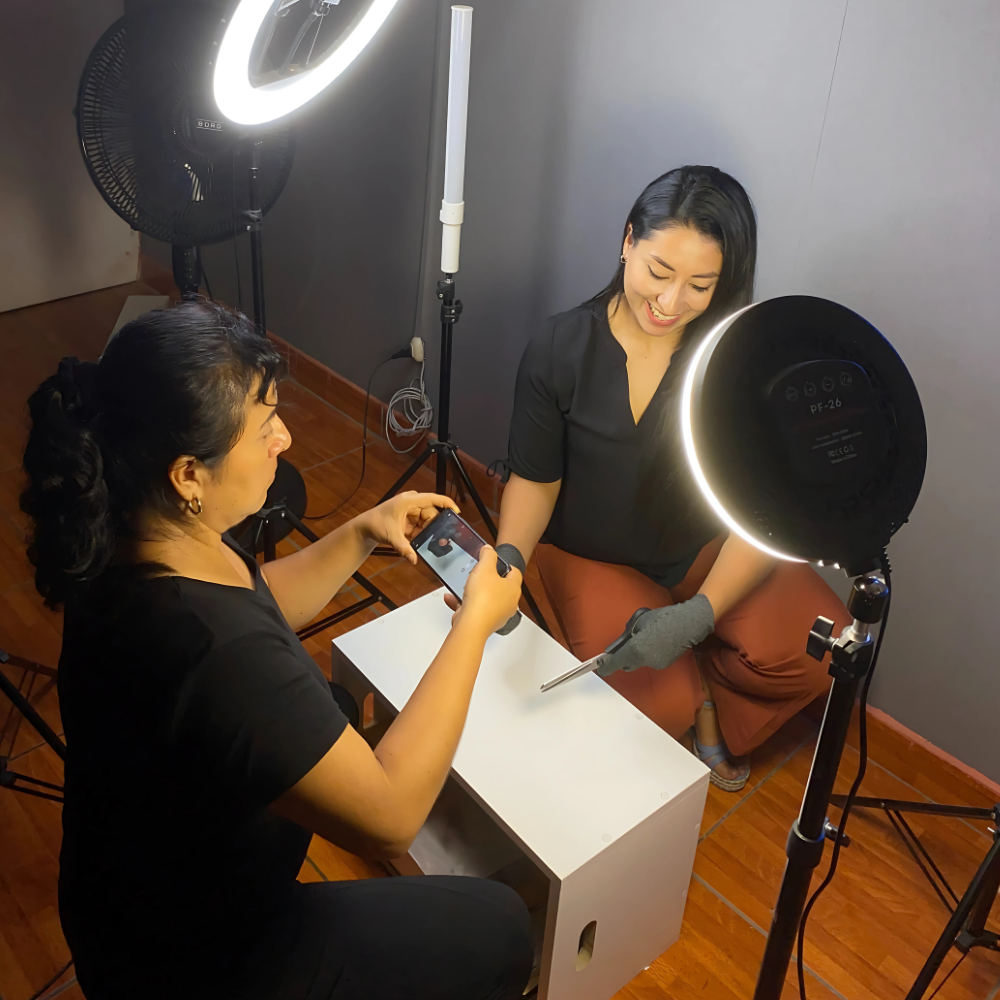 Producción de contenido con iluminación y equipo de grabación.