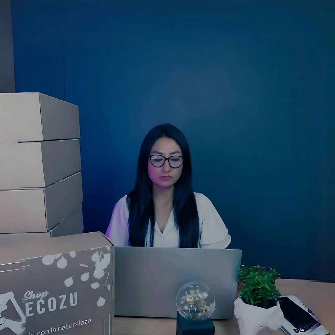 Milu Rodríguez trabajando con su computadora.