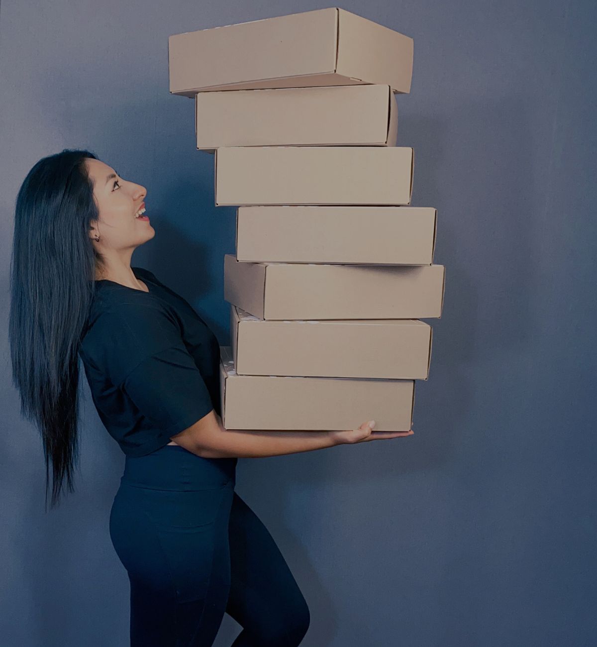 Milu Rodríguez sosteniendo paquetes de su emprendimiento