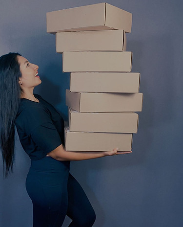 Milu Rodríguez con cajas de productos de su negocio.